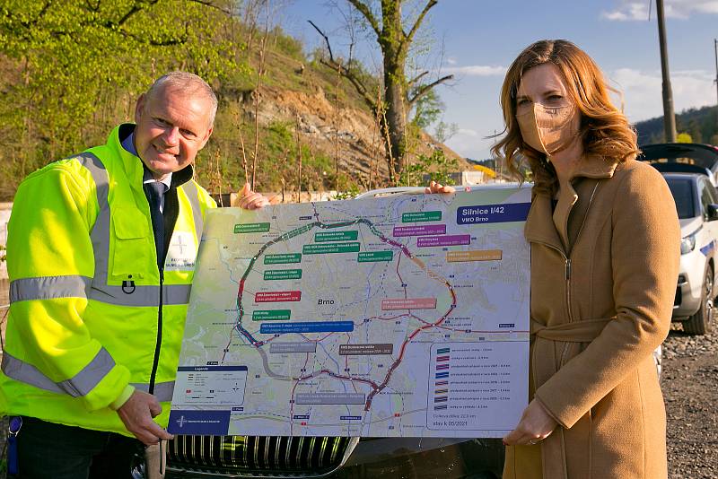 Díky budovanému tramvajovému tunelu se silnice vedle trati rozšíří na čtyři pruhy a zanikne známé úzké hrdlo, které vede ke každodenním dlouhým dopravním zácpám.