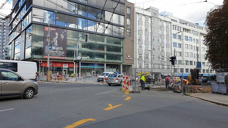 Dočasně zrušený přechod pro chodce v křižovatce Kounicovy ulice s Moravským náměstím v Brně, kde stavbaři pracují na rekonstrukci plynového vedení.