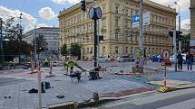 Dočasně zrušený přechod pro chodce v křižovatce Kounicovy ulice s Moravským náměstím v Brně, kde stavbaři pracují na rekonstrukci plynového vedení.