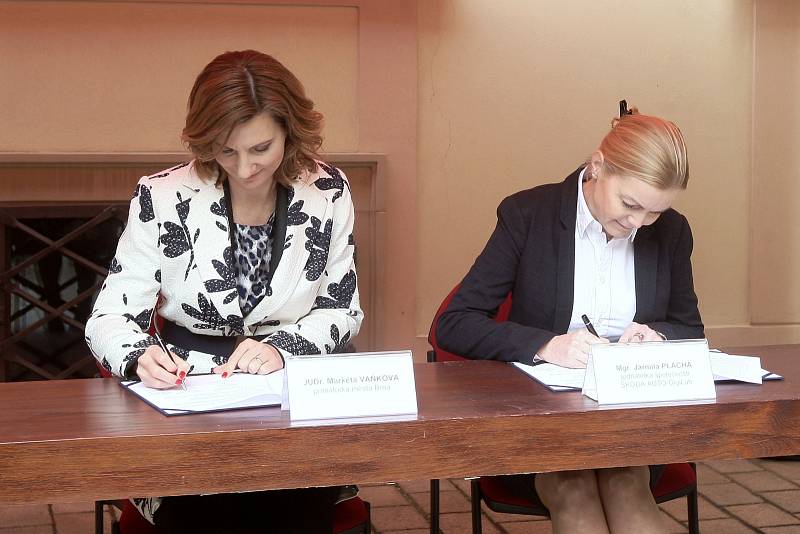 Podpis memoranda o spolupráci mezi městem Brnem a zástupci společnosti ŠKODA AUTO DigiLab o provozu elektrických skútrů BeRider.