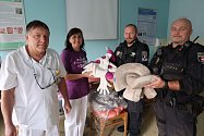 Brněnští strážníci pořídili speciální pelíšky pro předčasně narozené děti. Vybavení předali porodnici Fakultní nemocnice Brno.