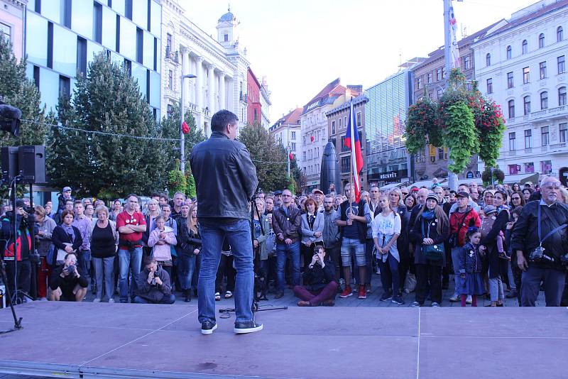 V Den české státnosti se v Brně uskutečnil pochod Kroky pro demokracii pořádaný iniciativou Společně Brno. Pochodu, na němž řečníci kritizovali současný stav české demokracie a kauzy kolem premiéra Andreje Babiče, se zúčastnilo několik stovek lidí.