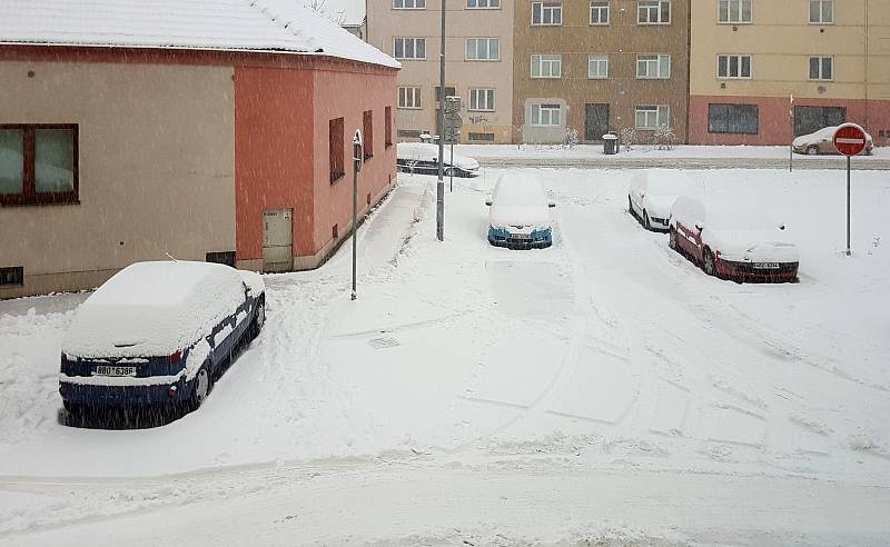 Brno se od rána potýká s čerstvým sněhem. Komplikuje především dopravu.