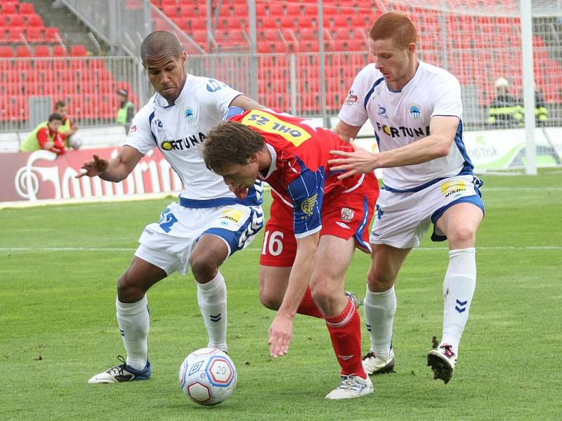 Fotbalista Zbrojovky Borek (uprostřed).