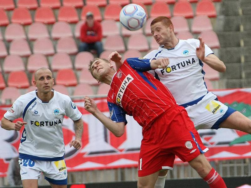 Fotbalista Zbrojovky Kalabiška (v červeném).