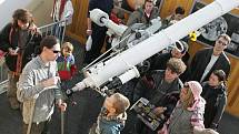 Návštěvníci brněnské hvězdárny při DOD mohli pozorovat dalekohledem sluneční skvrny a být svědky fyzikálních pokusů.
