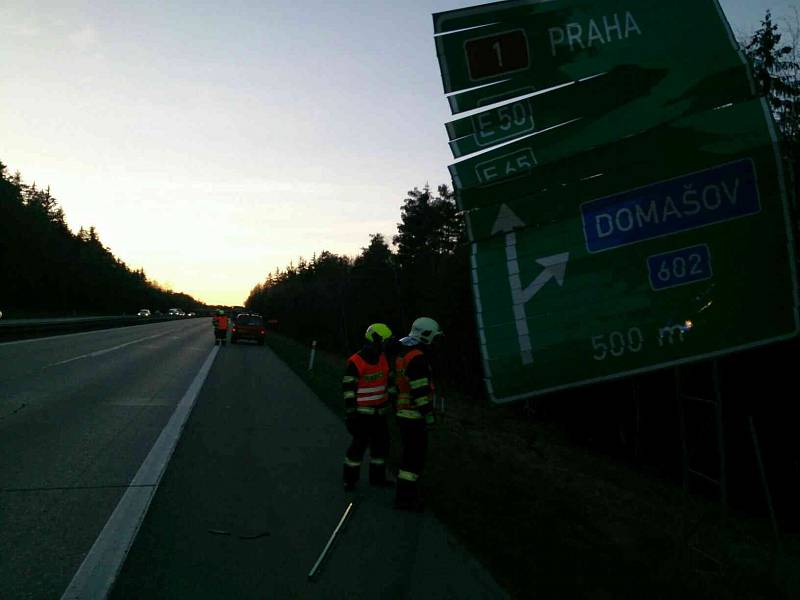 Na dálnici D1 havarovalo v pátek krátce před sedmou hodinou večer auto, ve kterém řidička vezla tři děti. Auto skončilo převrácené na boku v příkopě. K nehodě došlo na 168. kilometru ve směru na Prahu poblíž Devíti křížů.