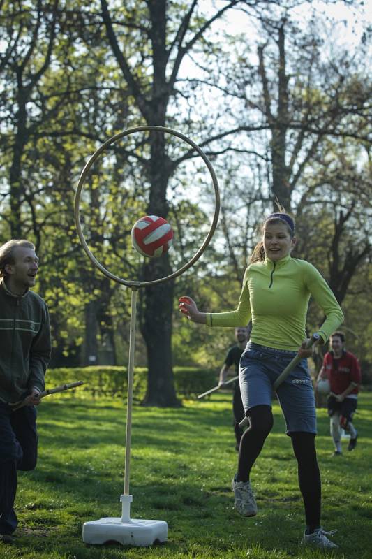 Famfrpál je sport, který vymyslela autorka příběhu o mladém kouzelníkovi Harrym Potterovi. Zatímco ve knihách hráči létají na metlách, příznivci hry ze skutečného světa si při běhu mezi nohami přidržují tyče. 