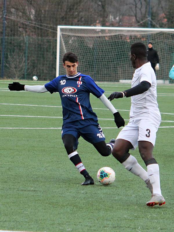 V prvním utkání v rámci zimní přípravy remizovali druholigoví fotbalisté SK Líšeň (modré dresy) s třetiligovým MFK Vyškov 1:1. Zápas se hrál na umělé trávě v Líšni.