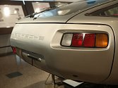 Porsche 928 navržené Jiřím Kuhnertem zaparkovalo v Uměleckoprůmyslovém muzeu spolu s jeho kresbami.
