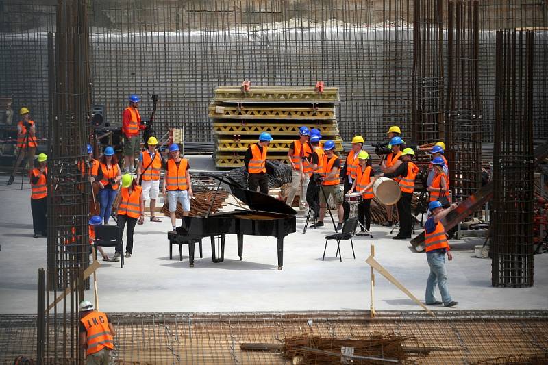 Brněnští filharmonici natáčeli spolu s pianistou Igorem Ardaševem nový spot Sál pro Brno na místě, kde vyrůstá Janáčkovo kulturní centrum.