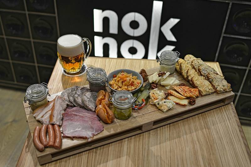 Nově otevřená restaurace Nok Nok v Brně se stala 800. provozovnou v České republice, kde se čepuje plzeňské pivo z tanku.