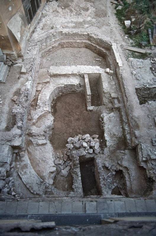 Odkryté základy rotundy ve Starobrněnském klášteře obestavěné zdivem mladších fází kostela Panny Marie.