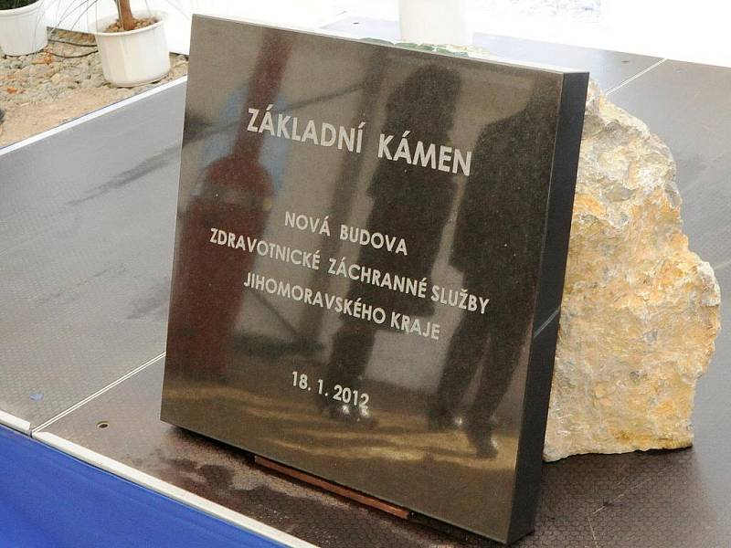 Symbolickým poklepáním na základní kámen začala stavba nové budovy jihomoravské Zdravotnické záchranné služby v brněnských Bohunicích.