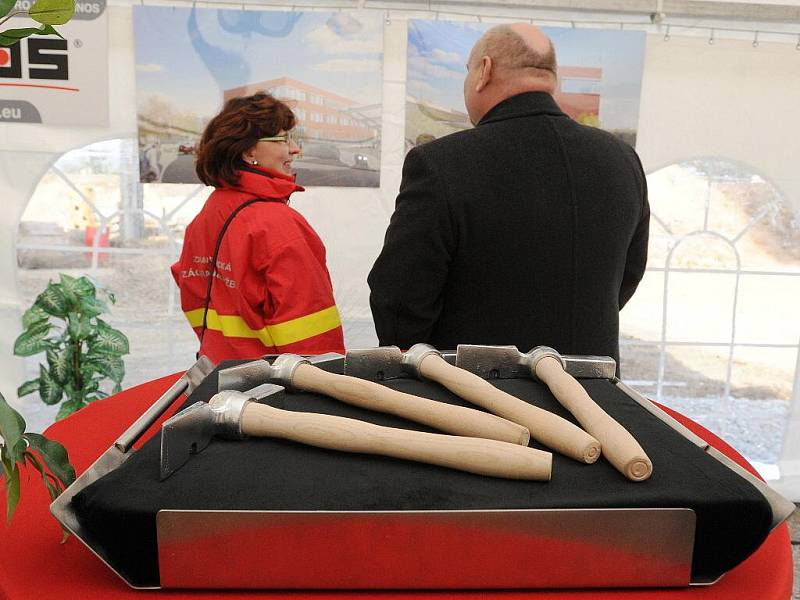 Symbolickým poklepáním na základní kámen začala stavba nové budovy jihomoravské Zdravotnické záchranné služby v brněnských Bohunicích.