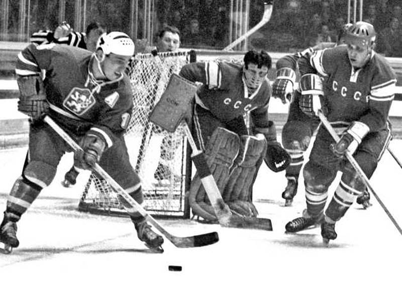 CENNÁ VÝHRA. Brněnský útočník Josef Černý (vlevo) na olympiádě v Grenoblu 1968 v utkání se Sovětským svazem před brankářem Viktorem Konovalenkem.