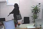 Do hlavně pistole s tlumičem se dívali zaměstnanci pobočky banky v Bednaříkově ulici v brněnské Líšni. Přepadli ji totiž dva maskovaní muži.