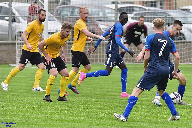 Rosičtí fotbalisté (ve žlutém) vyhráli v Blansku 1:0.