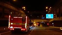 Jihomoravští hasiči využili uzavírku Královopolského tunelu v Brně v pátek večer k cvičnému zásahu při požáru auta v tunelu.