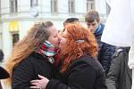 Na svatého Valentýna se na brněnském náměstí Svobody sešli členové LGBT komunity, tedy zastánci práv homosexuálů, bisexuálů a transsexuálů. Podepisovali petici i uzavírali sňatky.
