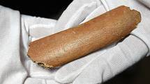 Runová kost, unikátní nález archeologů MU v nalezišti Slovanů v lokalitě u Břeclavi. Jde o nápis na kosti ve starogermánských runách (znacích).