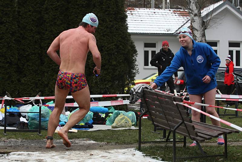 Desítky otužilých nadšenců se účastnily kryathlonu na Olympijském festivalu v Brně.