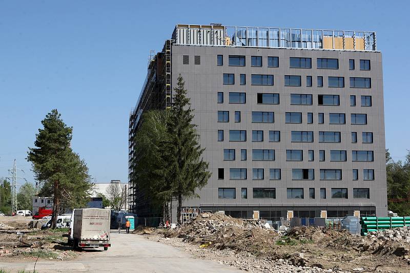 Stavba první kancelářské budovy v areálu Nová Zbrojovka dosáhla nejvyššího bodu.