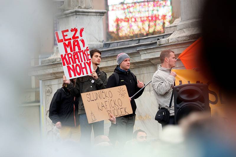 Asi pětistovka demonstrantů přišla na náměstí Svobody podpořit Bohuslava Sobotku.