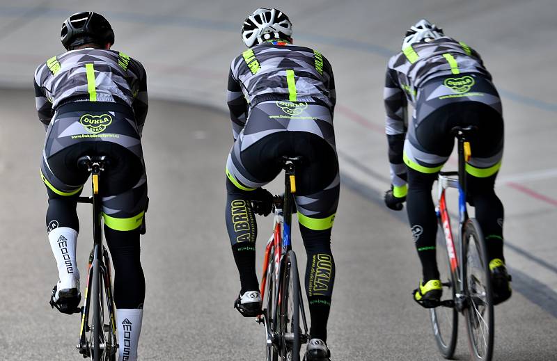 Trénink dráhových cyklistů Dukla Brno na velodromu.