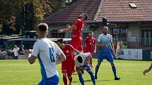 Vysoký fotbalista Kuřimi Petr Svoboda (v bílém) dává branky především po centrech svých spoluhráčů.