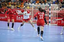 České házenkářky (v červeném) zvládly odvetu se Švýcarskem a slaví postup na mistrovství světa.