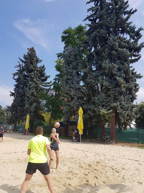 Už posedmé si přátelé beachvolejbalem připomněli sportovního redaktora Rovnosti Marka Těšíka.