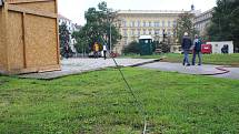 Na Moravském náměstí začaly opravy díry po propadlých fontánách. Po Německém domě zbyly dráty, které trčí ze země. Nechali je tam organizátoři festivalu.