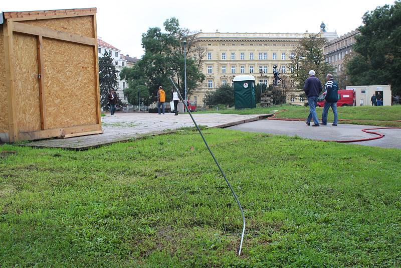 Na Moravském náměstí začaly opravy díry po propadlých fontánách. Po Německém domě zbyly dráty, které trčí ze země. Nechali je tam organizátoři festivalu.