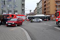 K nehodě dvou aut vyjížděli v sobotu krátce po dvanácté hodině policisté, hasiči i zdravotníci. Auta se srazila v brněnské ulici Milady Horákové u křižovatky u náměstí 28. října.