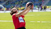 Mladí sportovci v Brně oblékli trička barev olympijských kruhů a soutěžili v desátém republikovém finále Odznaku všestrannosti.