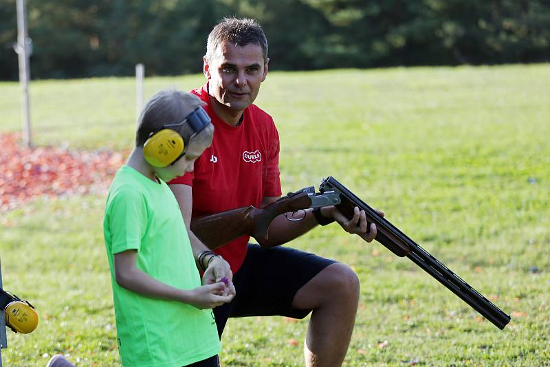 Na brněnské brokové střelnici se sešel David Kostelecký s mladými talenty. Budoucí špičkoví střelci si tak mohli zatrénovat se svým vzorem a promluvit si s ním.