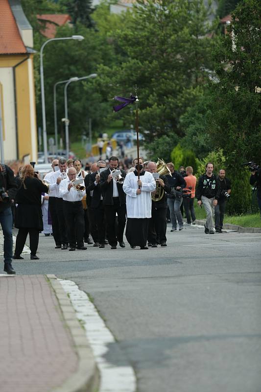 Pohřeb a uložení urny v rodném hrobě Libuše Šafránkové ve městě Šlapanice.