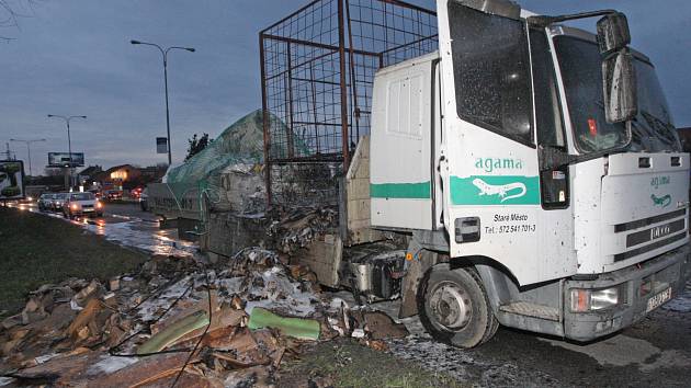 V Černovické ulici nedaleko Faměrova náměstí hořelo nákladní auto.