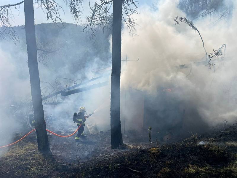 Požár chaty v Bystrci likvidovalo pět jednotek hasičů.