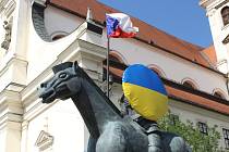Socha Jošta s ukrajinskou vlajkou na štítu