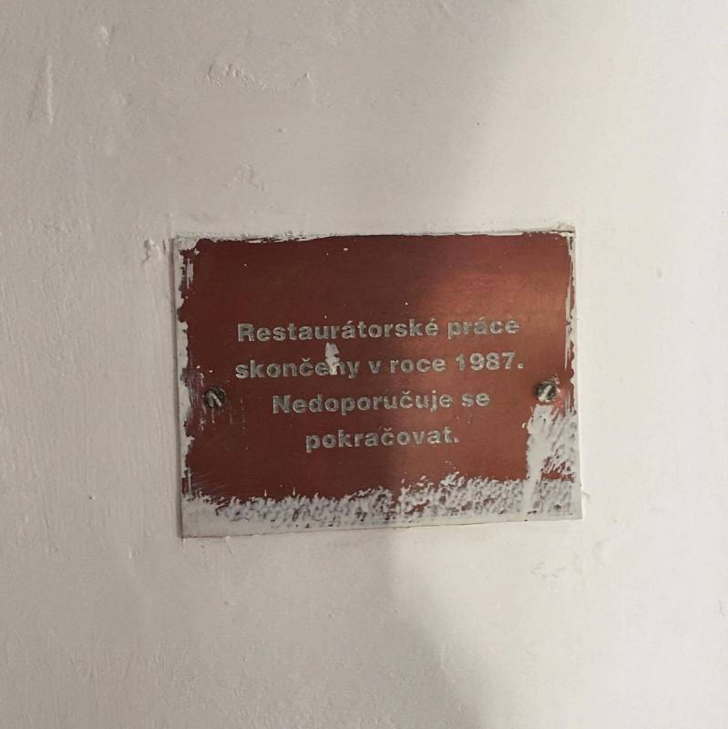 Tabulka s informací o restaurování v roce 1987