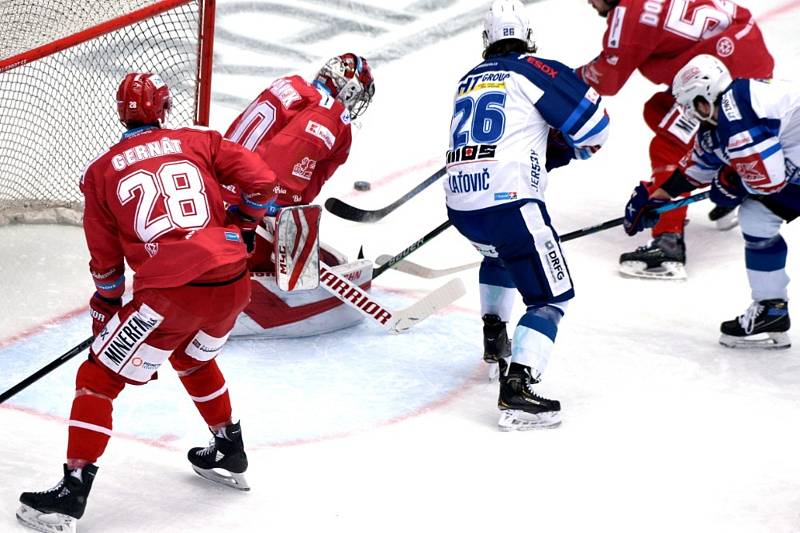 Hokejisté Komety Brno (v bílém) se představili ve 40. extraligovém kole na ledě Třince.