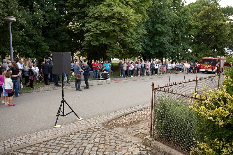 K poctě lékaře a vojáka Josefa Liškutína v Tvarožné odhalili desku a pokřtili knihu.