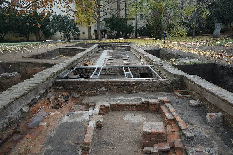 Archeologický výzkum na místě někdejšího Mendelova skleníku na Starém Brně. Pohled na skleník od východu.