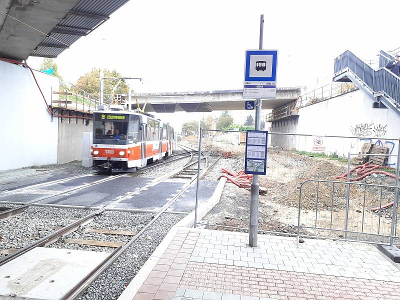 Přístřešek brněnské tramvajové zastávky Osová pod mostem zmizel.