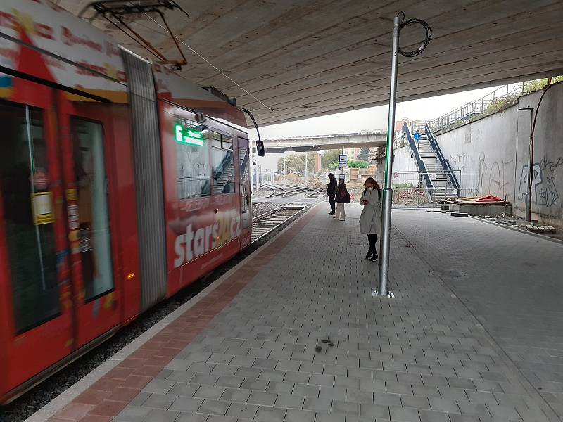 Přístřešek brněnské tramvajové zastávky Osová pod mostem zmizel.