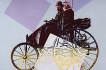 Andy Warhol - Karl Benz s jeho obchodním spolupracovníkem Josefem Brechtem na motorovém voze s patentem Benz, 1886. Sítotisk, Akryl na plátně