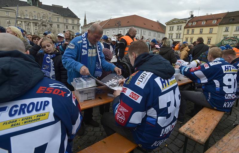 Hokejisté brněnské Komety si vychutnali oslavy titulu na pódiu. Hvězdy týmu pak rozdávaly lidem autogramy.