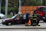 Při nehodě osobního auta a motorky se zranil ve čtvrtek dopoledne v brněnské ulici Koliště jeden člověk.